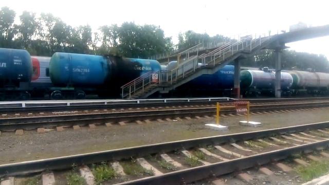 Электровоз 2эс6 с грузовым составом проезжает станцию Кольцово смотреть онлайн