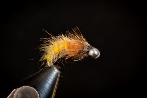 Мушка на хариуса желто-морковная с шерстью кролика