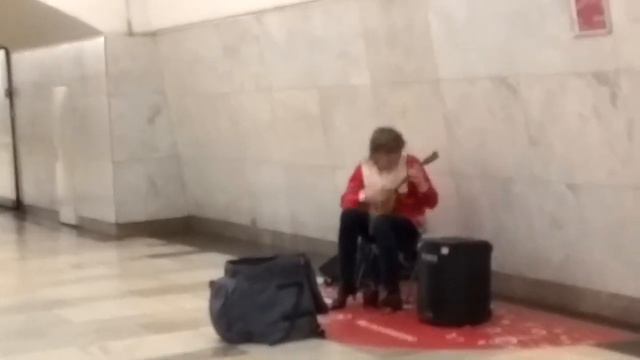 Балалаечник зажигает в метро смотреть онлайн