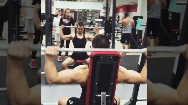 Жим штанги из-за головы в смите 45 кг на 10 раз! смотреть онлайн