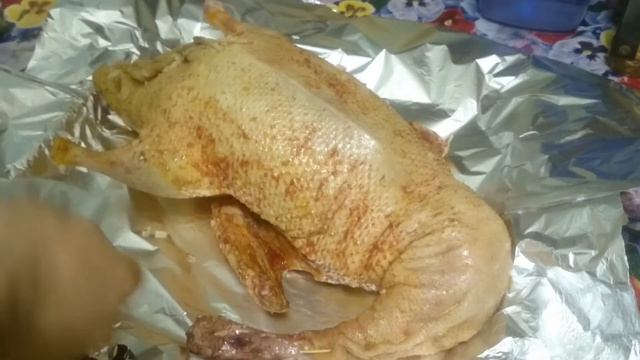 Утка, фаршированная рисом и запечённая в духовке с картофелем смотреть онлайн