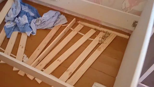 Сломалась новая кровать. Покупали в ТЦ "Меркурий". смотреть онлайн