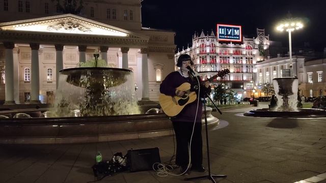 IOWA - Простая Песня - песню исполнила девушка возле Театральных фонтанов у Большого театра #Moscow смотреть онлайн