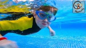 Дети в аквапарке. Даня и Диана на аттракционах на воде. МанкиТайм