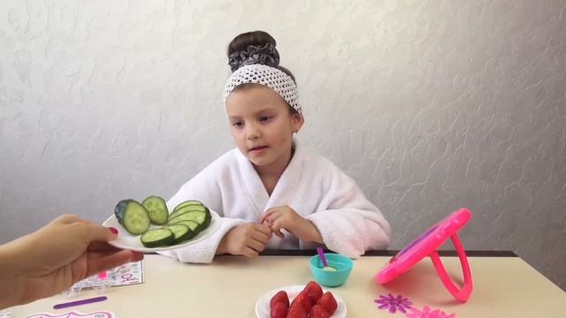 ❒ Игровой набор СПА САЛОН – открываем, играем, делаем маску из клубники и огурца / SPA SALON Playse смотреть онлайн
