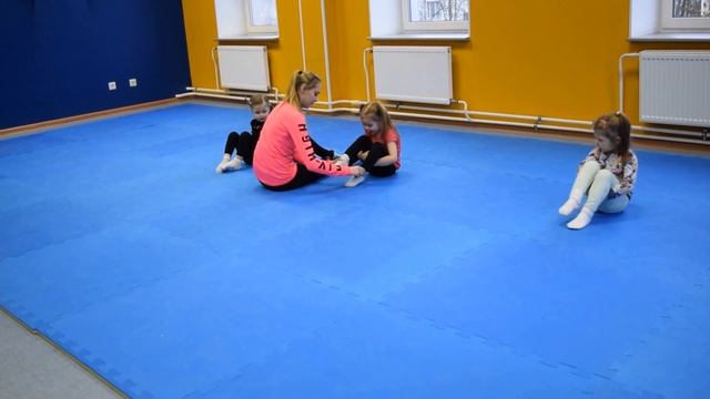 Занятие гимнастикой младшей группы в зале на ул. Л. Пилютова 28.02.2017 смотреть онлайн
