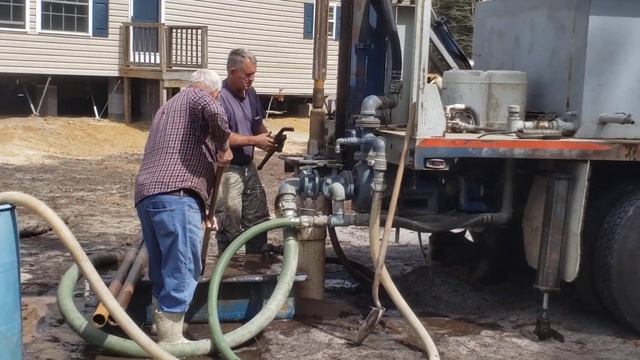Как бурят СКВАЖИНУ на своём УЧАСТКЕ. Что на глубине 73 feet(22метра) смотреть онлайн