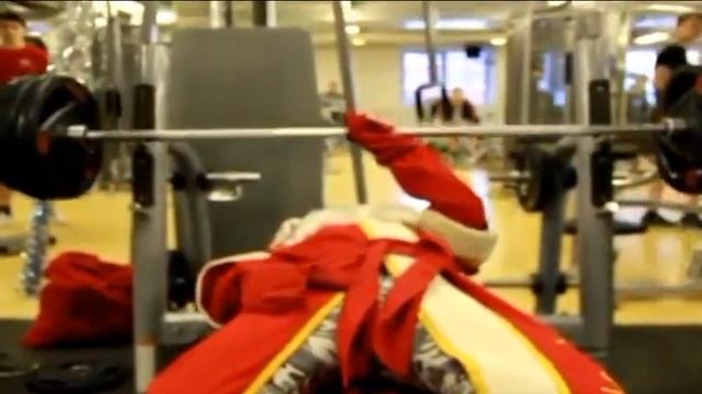 ❄??ДЕД МОРОЗ ТРЕНИРУЕТСЯ В ALEX FITNESS ) ) смотреть онлайн