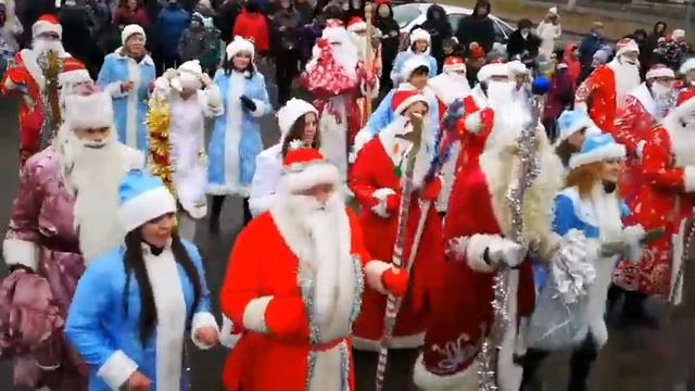 Деды Морозы и Снегурочки танцуют под Сердючку на Центральной площади Вилейки смотреть онлайн