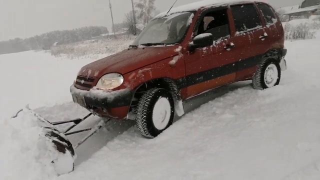 Завалило снегом. Отвал на шевроле ниву по быстрому. смотреть онлайн