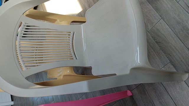 Пластиковые стулья.