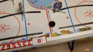 Дети играют в большой настольный хоккей