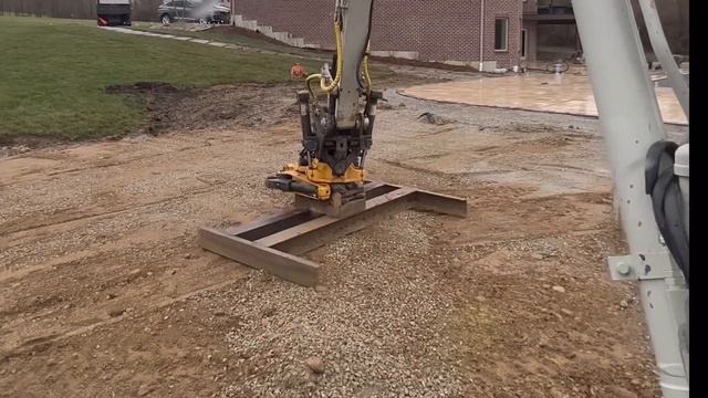 Final trim on a pad using grade beam on engcon tilt rotator and Trimble 2d earthworks смотреть онлайн