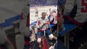 хоккеист Александр Овечкин показывает мастер класс, как надо подготавливать клюшки к игре.