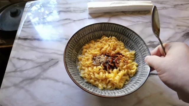 Лапша китайская от безызвестного производителя. Карбонара + Острая с курицей. Обзор. смотреть онлайн