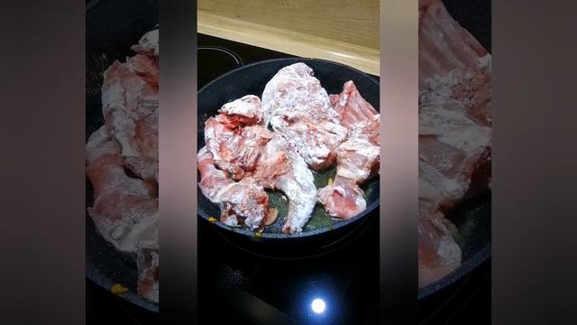 Тушёный кролик в сковороде. смотреть онлайн
