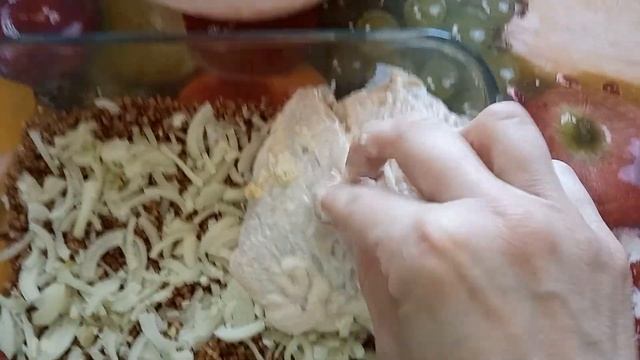 Курица с гречкой запеченная в духовке. Очень сытное блюдо ! смотреть онлайн