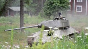 Советский средний танк Т-34-85 в движении. Soviet T-34-85 in action.