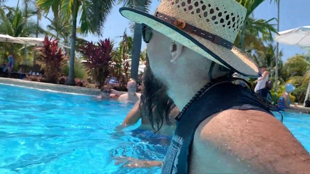 Шоу метателя ножей Игоря Крычун на острове Harvest Caye (Belize) смотреть онлайн