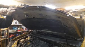 Рено сандеро установка дефлектора капота,мухобойник