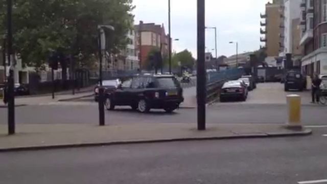 Как перемещается по Лондону принц Чарльз смотреть онлайн