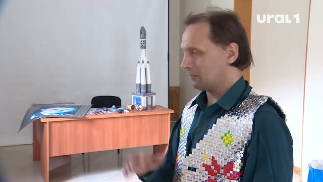 Креативный челябинец создал портрет Юрия Гагарина из оберточной бумаги смотреть онлайн