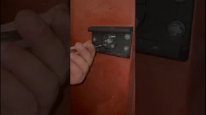 Установка замка Барьер на входную дверь