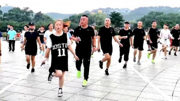 Иван Кучин  А в Таверне тихо плачет скрипка Замечательный ро (BEST).mp4