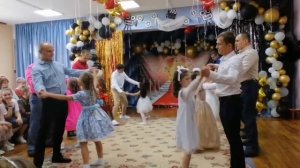 Вальс девочек с папами на выпускном в детском саду 2023 год