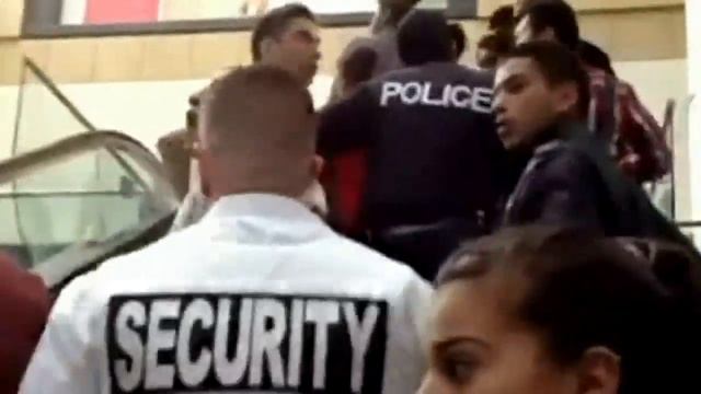 Shooting at Toronto's Eaton Centre mall causes crowds to flee смотреть онлайн