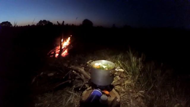 Что с рыбой?! Овощная "уха". Костёр. Рыбалка с лодки на водохранилище. смотреть онлайн