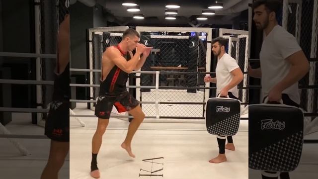 Low kick от Исраэля Адесанья ( Виталий Дунец ) смотреть онлайн