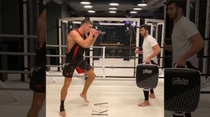 Low kick от Исраэля Адесанья ( Виталий Дунец )