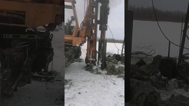 БМ 811 Забиваем 12 метровую сваю. смотреть онлайн