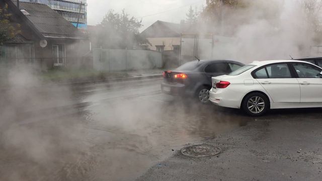 На Маяковского горячая вода затопила дорогу