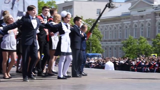 Выпускники станцевали на «Весеннем балу 2019» в Уфе под песню «Туган як» смотреть онлайн