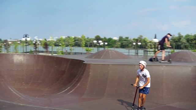 КАК СДЕЛАТЬ ТРЮК ТЕИЛГРЕБ НА САМОКАТЕ | HOW TO TAILGRAB ON A SCOOTER (12+) смотреть онлайн