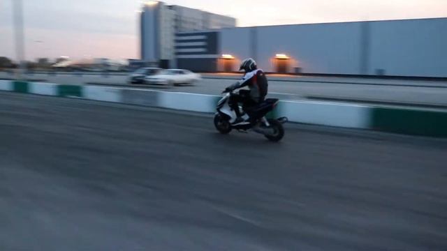 Крутой Стант на Скутере. Gilera Runner / Yamaha Aerox смотреть онлайн