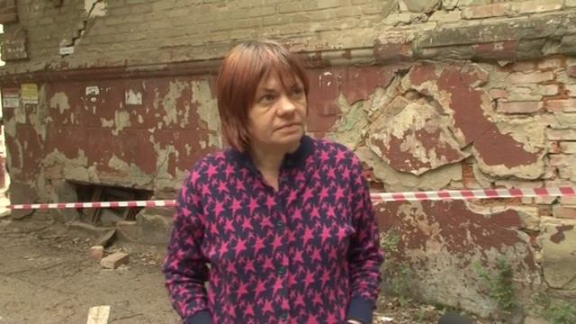 Кирпичи падают из разрушающегося дома смотреть онлайн
