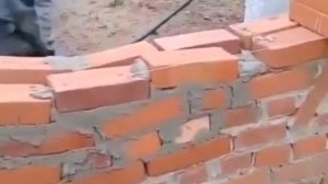 Пьяные строители кладут кирпич!!!