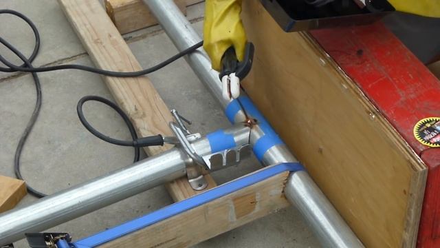 A beginner welds galvanized tubes into cantilever sliding gate frame, using BX1-200C1 смотреть онлайн