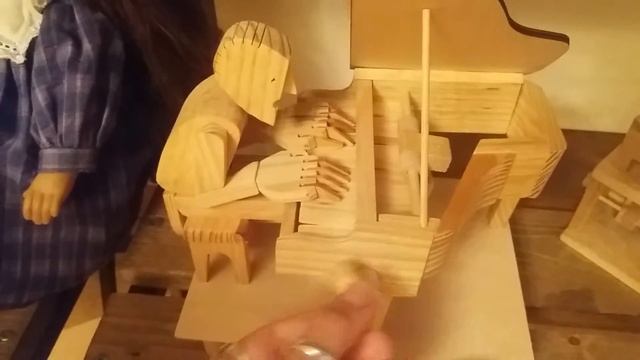 Сделано из дерева. Чувак играет на пианино, и у него пальцы перебирать клавиши. смотреть онлайн