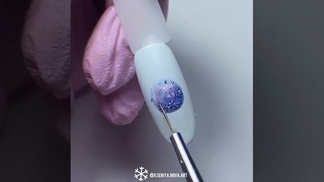 Новогодний маникюр с елочным шариком | LOVELY NAILS смотреть онлайн