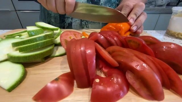 Рецепт. День 4. Легкий диетический ужин. Запечённая красная рыба на овощной подушке. смотреть онлайн