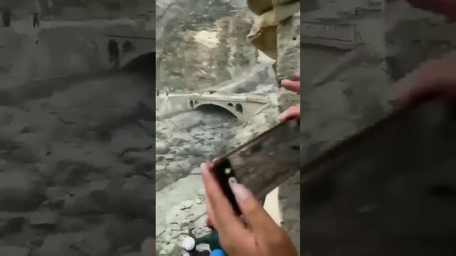 Жители Пакистана сняли впечатляющее видео: в горах сошел мощный селевой поток смотреть онлайн