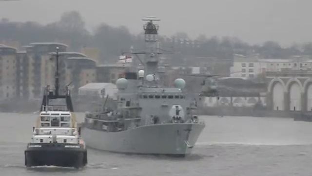 Вертолет садится на корабль на Темзе в Лондоне смотреть онлайн