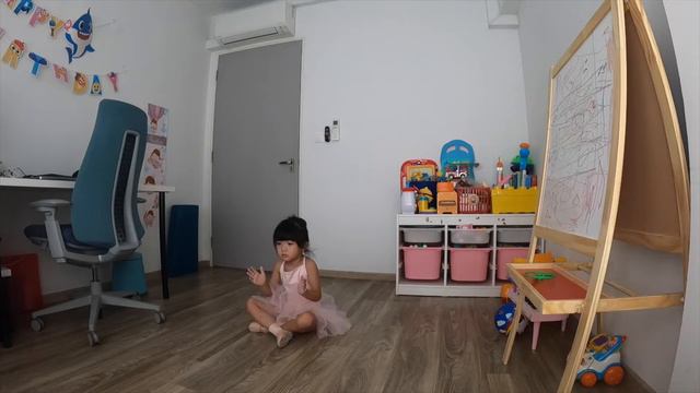 睦恩今天在家就完成了一堂芭蕾舞课哦! | Ballet class at home via zoom смотреть онлайн