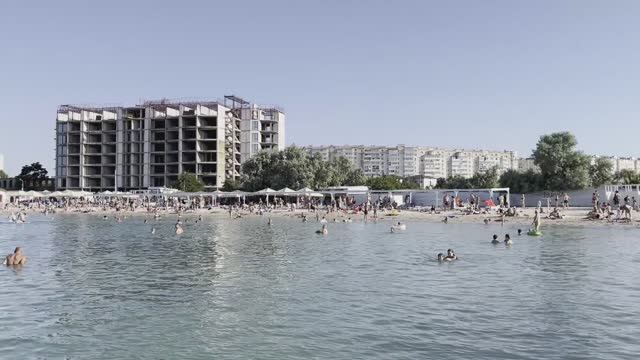 ПОЛНЫЕ пляжи СЕВАСТОПОЛЯ ,как в СССР ! Пляжи Омега и Адмиральская Лагуна трещат по ШВАМ !Сезон 2022 смотреть онлайн