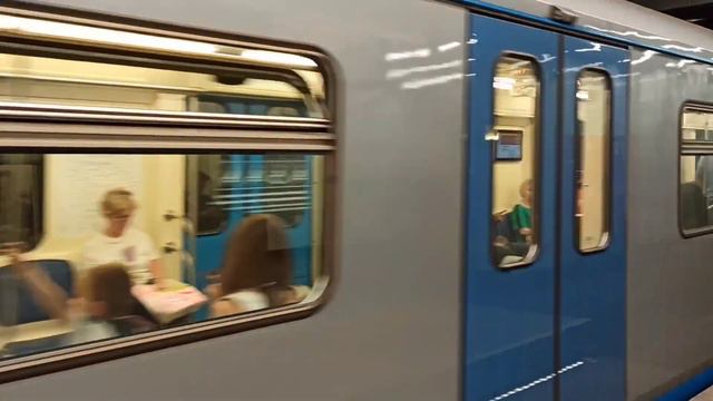 прибытие 81-760 "Ока" на станцию Озёрная Московского метро смотреть онлайн