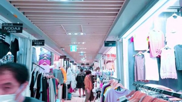 [4K] Walk through Dongdaemun Market at midnight in the rain. Walking Tour Seoul Korea binaural soun